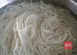 Illustration of how to make noodles with scallion oil 7