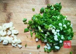 Illustration of how to make scallion noodles 2