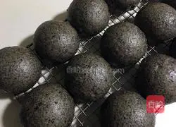Illustration of how to make milky black sesame steamed buns 10