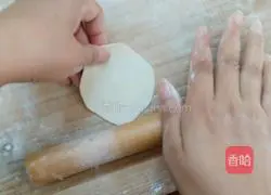 Illustration of how to make dumpling wrappers 12