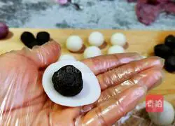 Illustration of how to make black sesame glutinous rice balls 13
