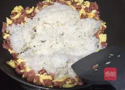Illustration of how to make sausage and egg fried rice 4
