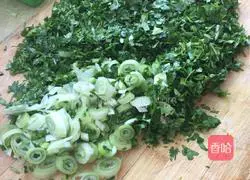 Illustration of how to make coriander and pork dumplings 2