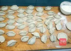 Illustration of how to make beef and carrot dumplings 10