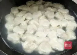 Illustration of how to make celery and fresh meat dumplings 11