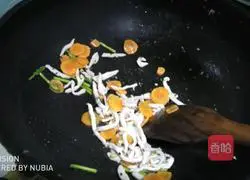 Illustration of how to make shredded chicken and vegetable nutritious noodles 4