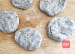 Illustration of how to make steamed buns with black rice noodles and mung bean paste 4