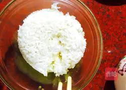 Illustration of how to make gold-wrapped fried rice 5