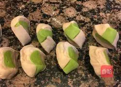 Illustration of how to make two-color dumplings 3