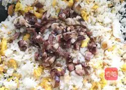 Illustration of how to make sausage and egg fried rice 7