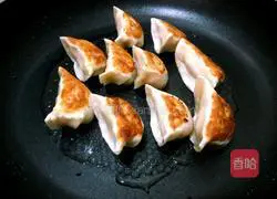 Illustration of how to make fried and quick-frozen dumplings 3