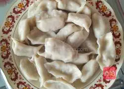 Illustration of how to make pickled cabbage dumplings 7