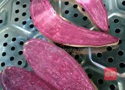 Illustration of how to make two-color purple potato flower steamed buns 2