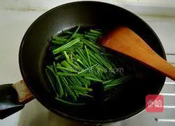 Illustration of how to make noodles with scallion oil 4