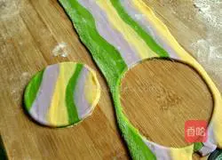 Illustration of how to make rainbow dumplings 8