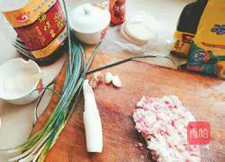 Illustration of how to make fried dumplings with wild rice and fresh meat dumplings 1