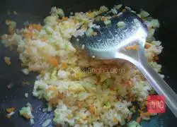 Illustration of how to make carrot, cucumber and egg fried rice 7