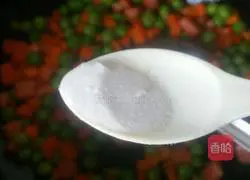  Illustration of how to make braised rice with peas and carrots 6