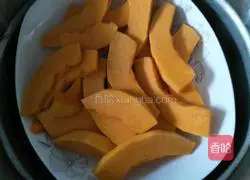 Illustration of how to make pumpkin steamed buns 1