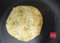 Illustration of how to make fried scallion pancakes 11