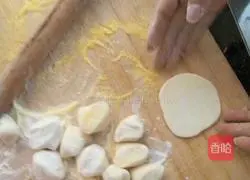 Illustration of how to make zucchini, radish and egg dumplings 5