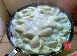 Illustration of how to make lean meat and chive dumplings 5