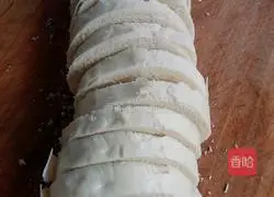 Illustration of how to make fried onion and egg steamed bun slices 1