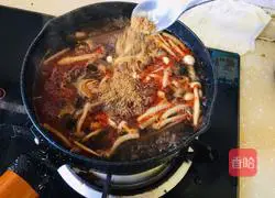 Illustration of how to make spicy and sour duck blood potato powder 10