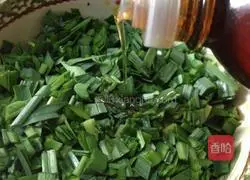 Illustration of how to make spring leek and fresh meat dumplings 4