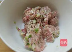 Illustration of how to make pork and mushroom dumpling stuffing 5