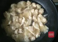 Illustration of how to make wontons in pork rib soup 8