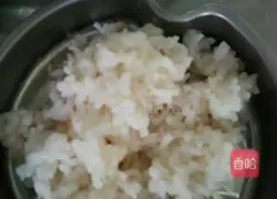 Illustration of how to make fried rice with water chestnut leaves 6