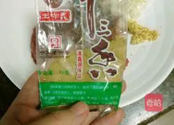 Illustration of how to make beef and chive dumpling stuffing 6