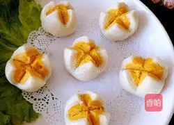 Illustration of how to make pumpkin blossom steamed buns 19