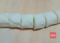 Illustration of how to make green onion layer cake 11