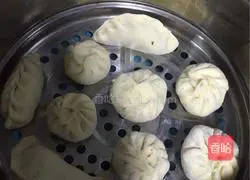 Illustration of how to make steamed buns stuffed with radish stems and leaves 4