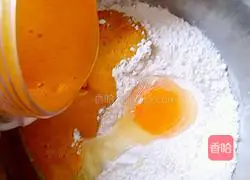 Milk brown sugar pumpkin steamed buns Practice illustration 4