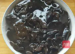 Illustration of how to make cabbage and fungus dumplings 2