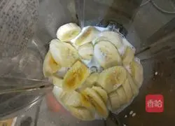 Illustration of how to make banana waffles 3 