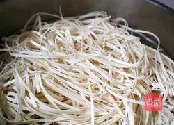 Illustration of how to make braised noodles with fungus, carrot and bacon 4