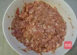 Illustration of how to make dumplings stuffed with pork and chives 2