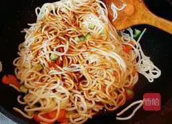 Illustration of how to make noodles with oyster sauce and tomato sauce 10