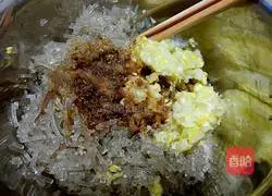 Illustration of how to make steamed buns with cabbage and vermicelli filling 7