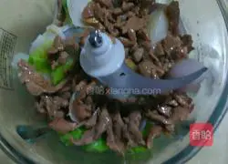 Illustration of how to make vegetable beef patties 10