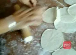 Illustration of how to make celery and pepper pork dumplings 6