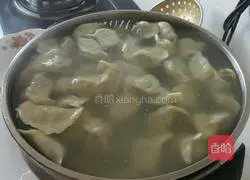 Illustration of how to make dumplings stuffed with meat and three delicacies 7