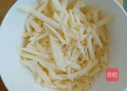 Illustration of making homemade pizza with electric baking pan 9