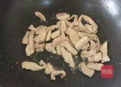 Illustration of how to make stir-fried noodles with shredded vegetables and pork 6