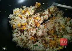 Illustration of how to make fried rice with floss and eggs 8