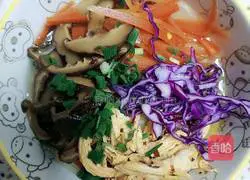 Illustration of how to make shredded chicken noodles 4